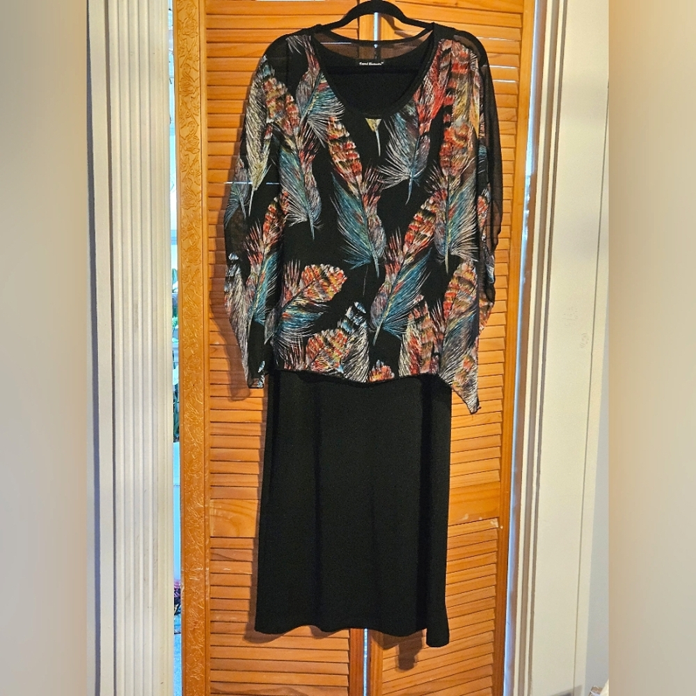 Travel Elements - Scoop Neck Maxi Dress With Chiffon Feather Print Cape - Size M